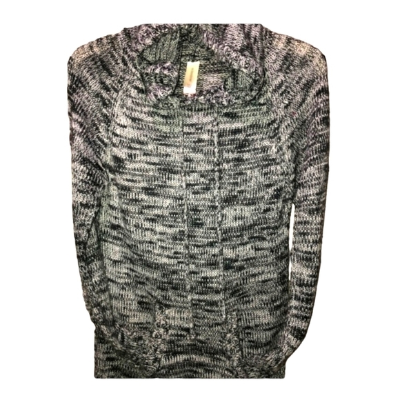 Size Medium (7-9) black/white pull over sweater with hood - Picture 1 of 15
